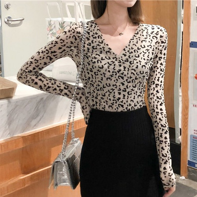 Šiuolaikinė moteriška palaidinė su V formos iškirpte ir leopardo raštu