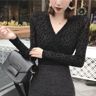 Šiuolaikinė moteriška palaidinė su V formos iškirpte ir leopardo raštu