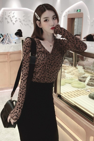 Šiuolaikinė moteriška palaidinė su V formos iškirpte ir leopardo raštu