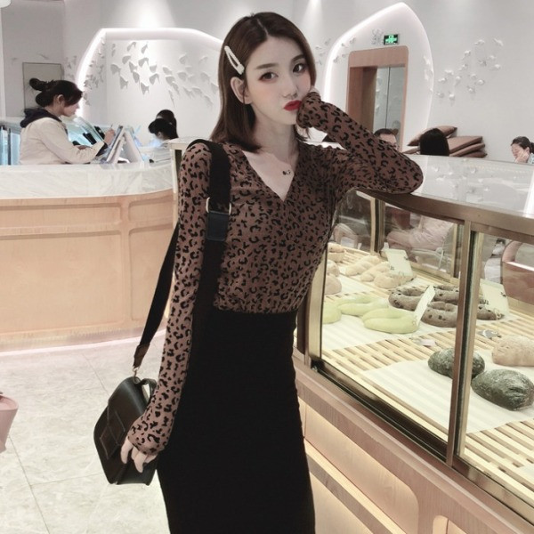 Šiuolaikinė moteriška palaidinė su V formos iškirpte ir leopardo raštu