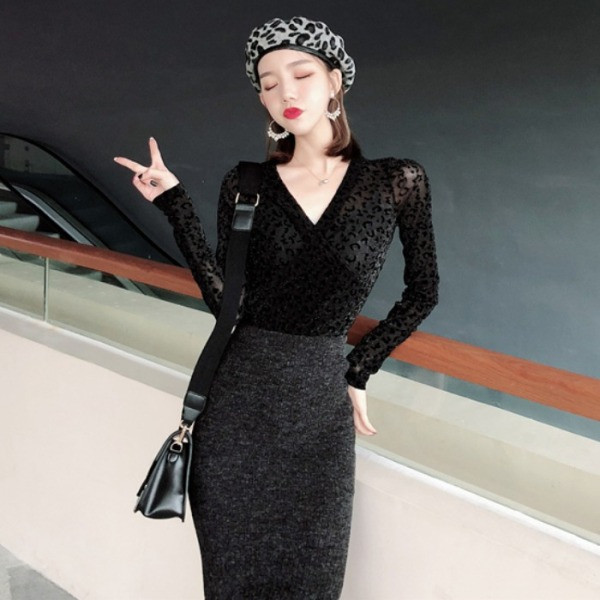 Šiuolaikinė moteriška palaidinė su V formos iškirpte ir leopardo raštu