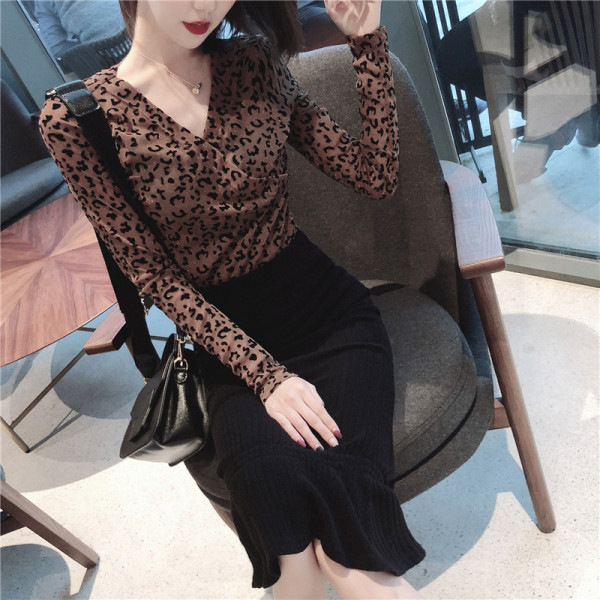 Šiuolaikinė moteriška palaidinė su V formos iškirpte ir leopardo raštu