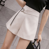 Elegantsed naiste lühikesed püksid, millel on vöö ja kõrge vöökoht