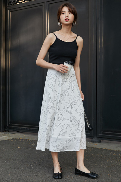 Neformāli gari sieviešu svārki ar ziedu rakstu