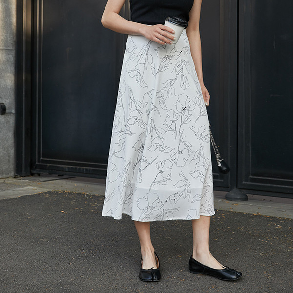 Neformāli gari sieviešu svārki ar ziedu rakstu