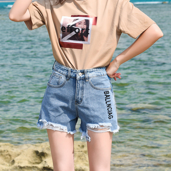 Sieviešu džinsa šorti ar saplēstiem motīviem un izšuvumiem