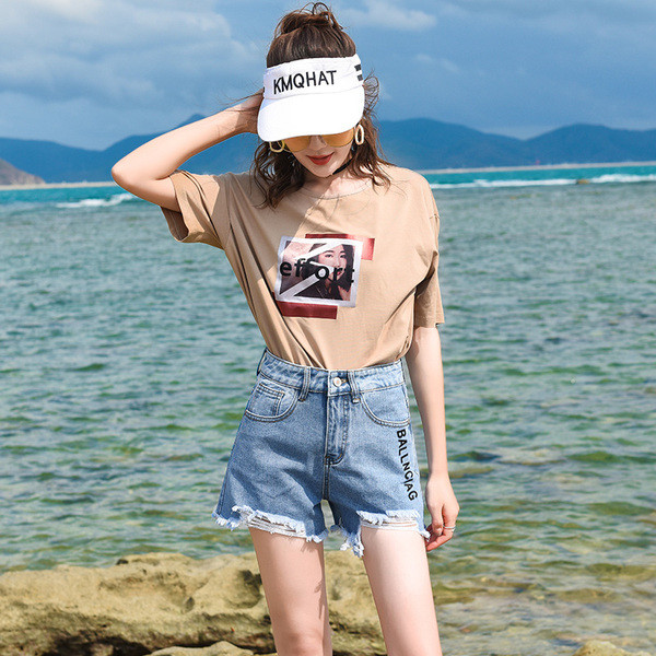 Sieviešu džinsa šorti ar saplēstiem motīviem un izšuvumiem