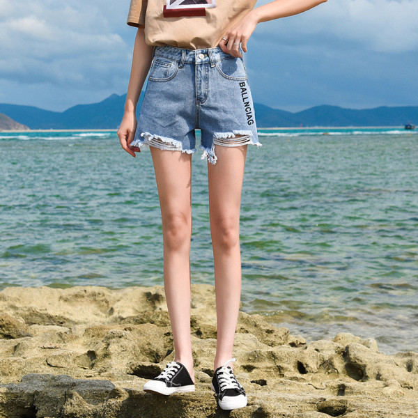 Sieviešu džinsa šorti ar saplēstiem motīviem un izšuvumiem