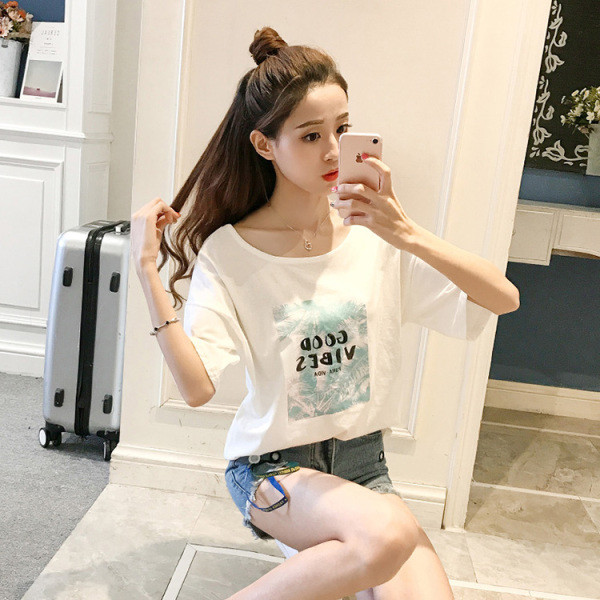 Vabaaja naiste t-särk, millel on prindi ja lipsud seljal