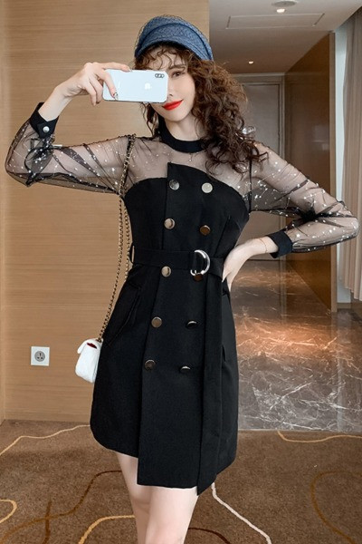 Fekete női ruha gombokkal és hosszú ujjal