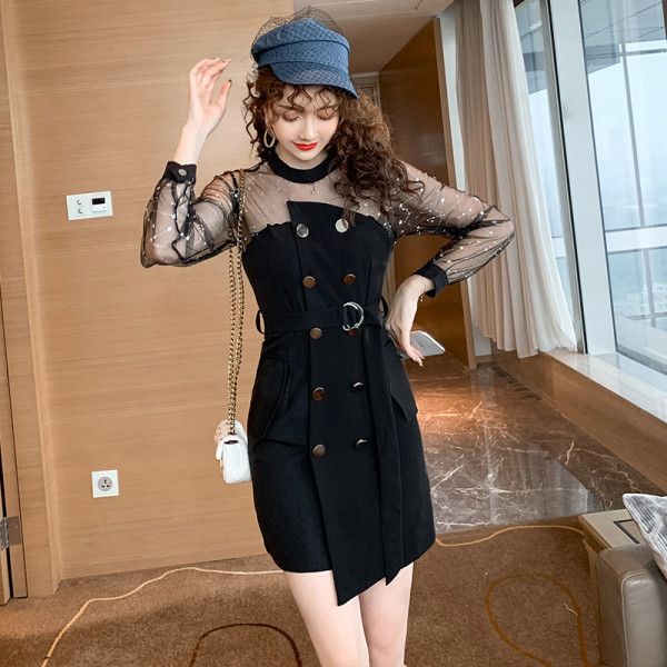 Fekete női ruha gombokkal és hosszú ujjal