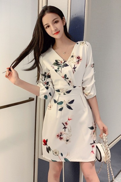 Stilīga sieviešu kleita ar ziedu motīviem un špica kakla izgriezumu