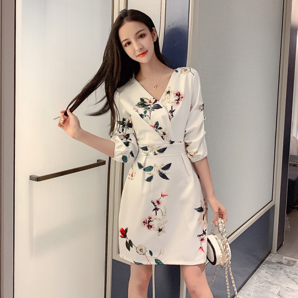 Stilīga sieviešu kleita ar ziedu motīviem un špica kakla izgriezumu