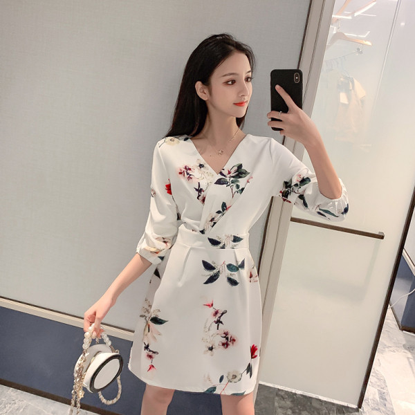 Stilīga sieviešu kleita ar ziedu motīviem un špica kakla izgriezumu