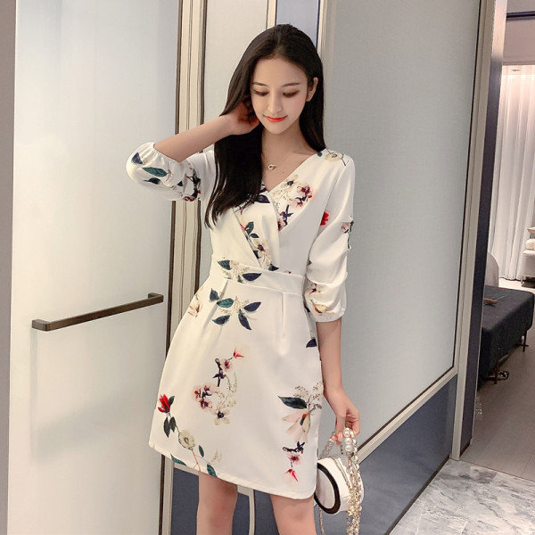 Stilīga sieviešu kleita ar ziedu motīviem un špica kakla izgriezumu