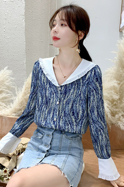 Pavasarīgs sieviešu krekls ar špica kakla izgriezumu un pogām