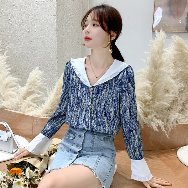 Pavasarīgs sieviešu krekls ar špica kakla izgriezumu un pogām