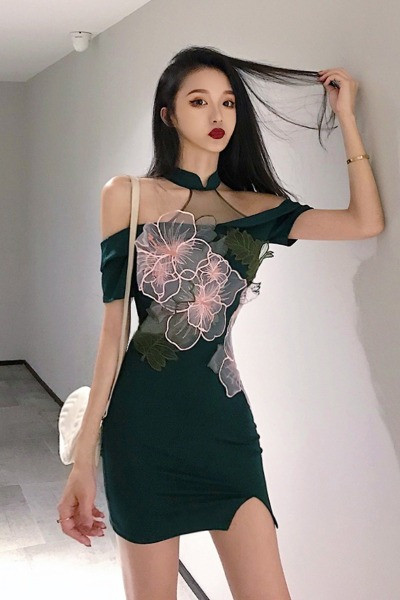 Šiuolaikinė moteriška suknelė su skeltuku ir 3D elementais