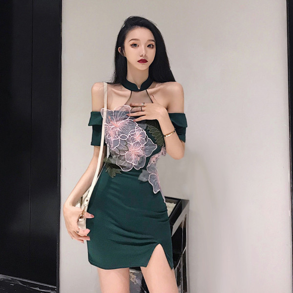 Šiuolaikinė moteriška suknelė su skeltuku ir 3D elementais