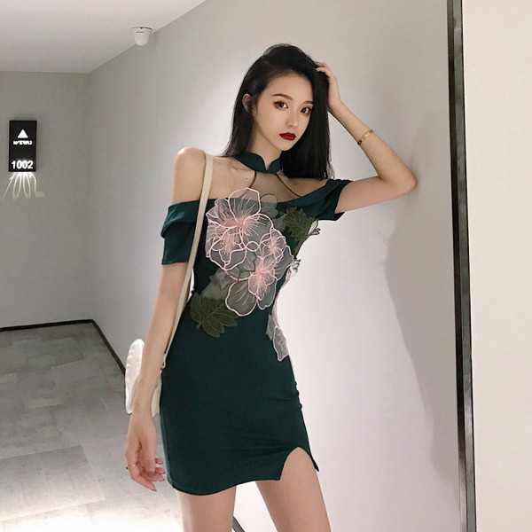 Šiuolaikinė moteriška suknelė su skeltuku ir 3D elementais