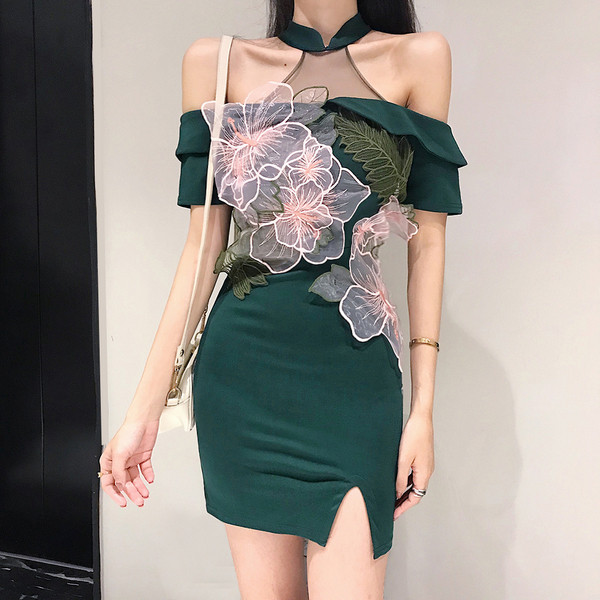 Šiuolaikinė moteriška suknelė su skeltuku ir 3D elementais