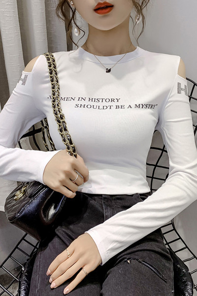 Tavaszi női blúz ovális nyakkivágással és kivágásokkal