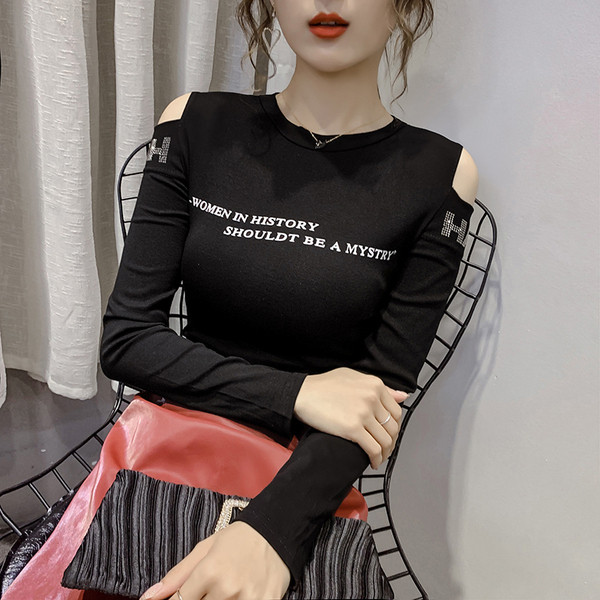 Tavaszi női blúz ovális nyakkivágással és kivágásokkal