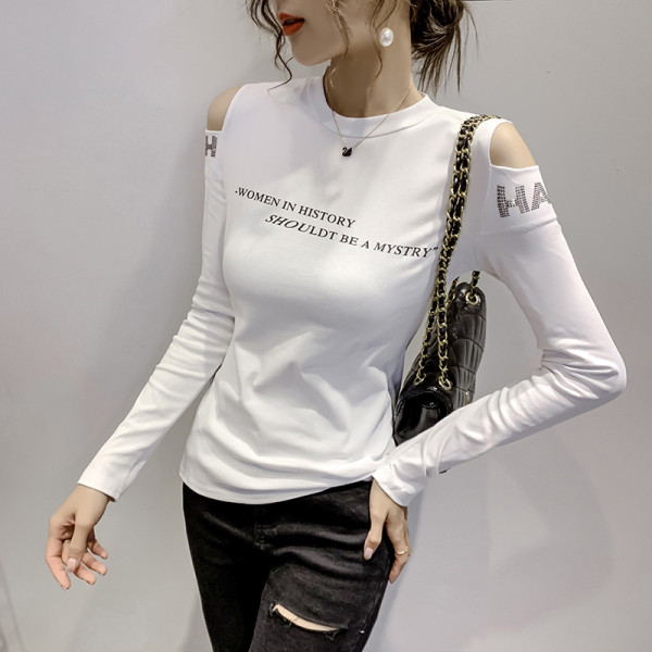 Tavaszi női blúz ovális nyakkivágással és kivágásokkal