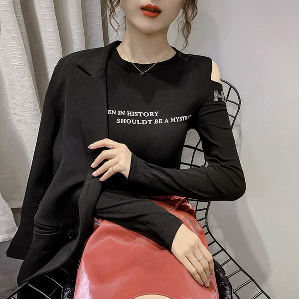 Tavaszi női blúz ovális nyakkivágással és kivágásokkal