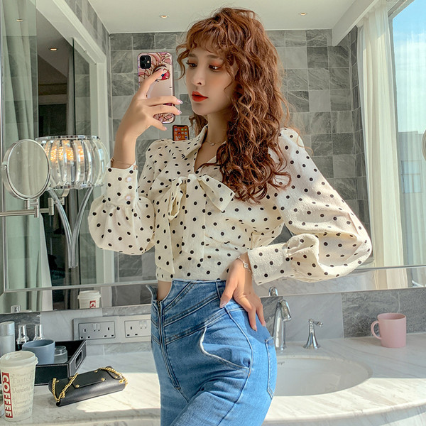 Trumpi moteriški taškuoti marškiniai su kaspinu