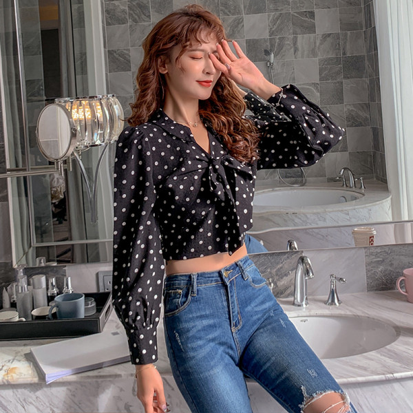 Trumpi moteriški taškuoti marškiniai su kaspinu