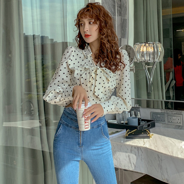 Trumpi moteriški taškuoti marškiniai su kaspinu