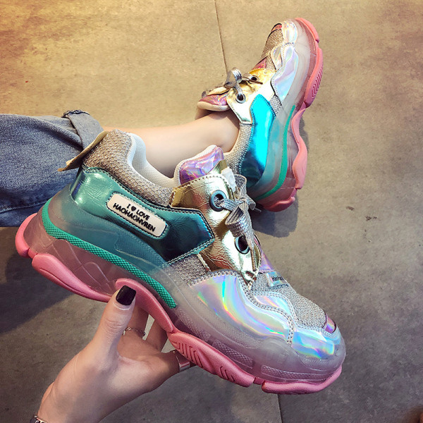 Moderne ženske tenisice s potplatima u boji i sjajnim vezicama