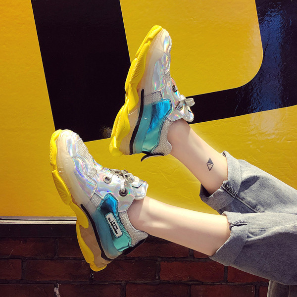 Moderne ženske tenisice s potplatima u boji i sjajnim vezicama