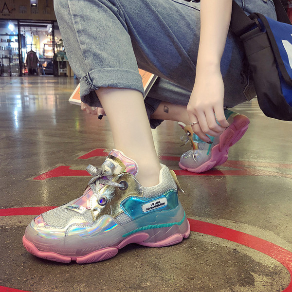 Moderne ženske tenisice s potplatima u boji i sjajnim vezicama