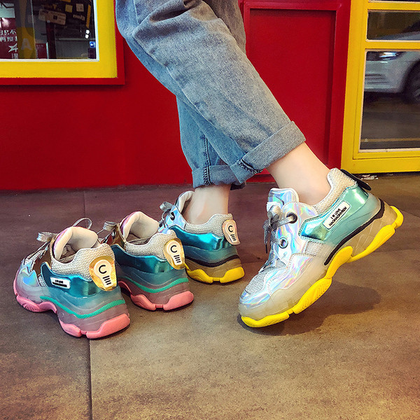 Moderne ženske tenisice s potplatima u boji i sjajnim vezicama