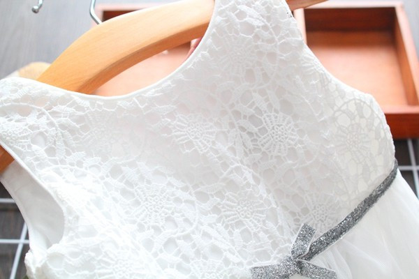 Izgriezta modeļa bērnu kleita meitenēm ar lentīti un O veida izgriezumu