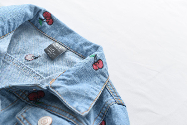 Mūsdienīga bērnu džinsa jaka ar izšuvumiem un pogām meitenēm
