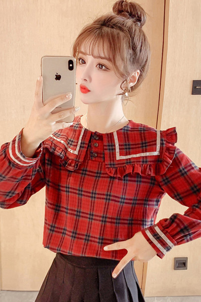 Karirana ženska košulja s ovalnim izrezom i kovrčama