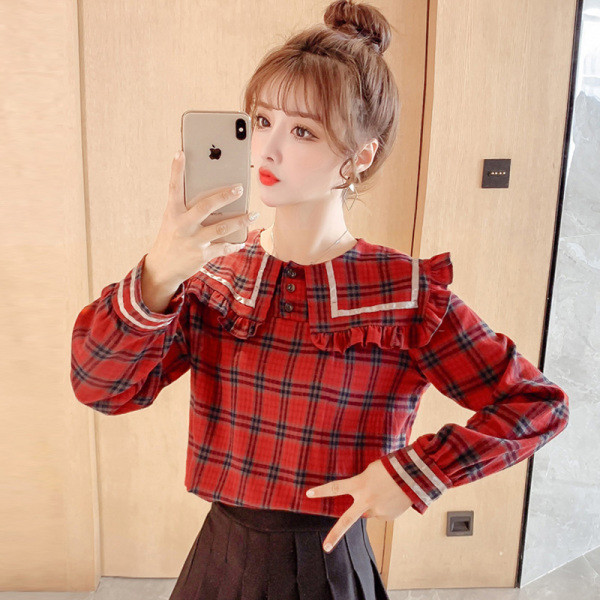 Karirana ženska košulja s ovalnim izrezom i kovrčama