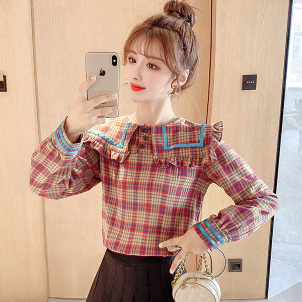 Karirana ženska košulja s ovalnim izrezom i kovrčama