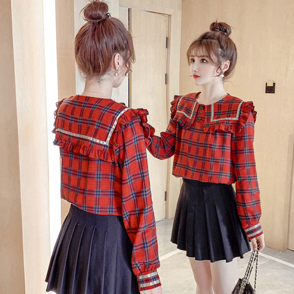 Karirana ženska košulja s ovalnim izrezom i kovrčama