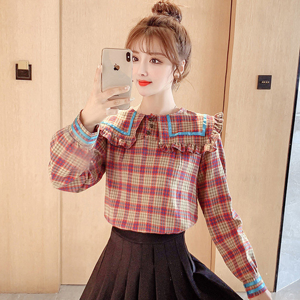 Karirana ženska košulja s ovalnim izrezom i kovrčama