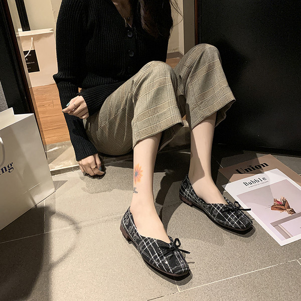 Alkalmi női cipő lapos talppal és szalaggal