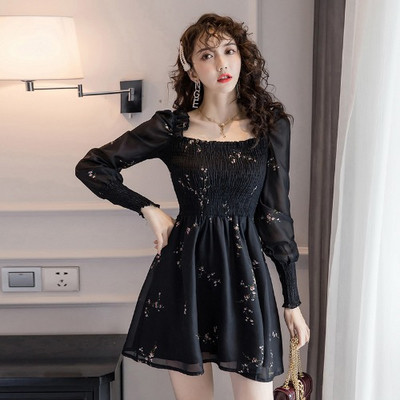 Aktuāla sieviešu kleita ar kvadrātveida kakla izgriezumu un ziedu motīviem