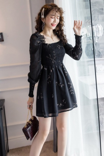 Aktuāla sieviešu kleita ar kvadrātveida kakla izgriezumu un ziedu motīviem