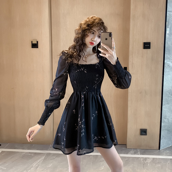 Aktuāla sieviešu kleita ar kvadrātveida kakla izgriezumu un ziedu motīviem