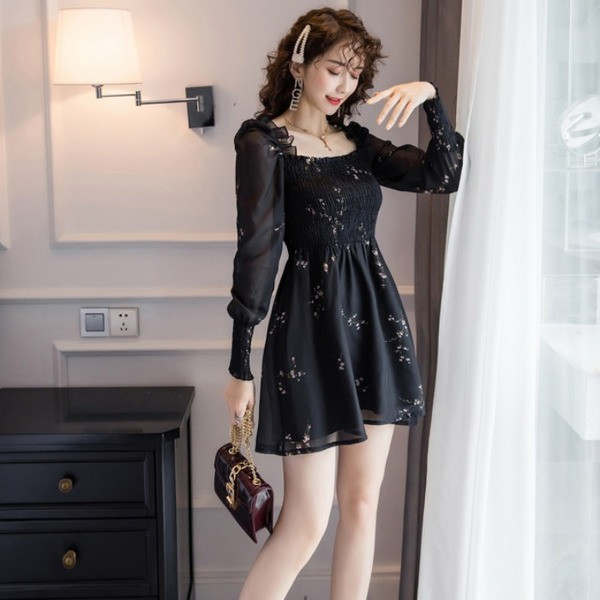 Aktuāla sieviešu kleita ar kvadrātveida kakla izgriezumu un ziedu motīviem