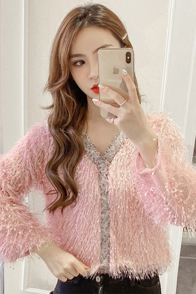 Šiuolaikinė moteriška palaidinė su špico iškirpte ir kutais