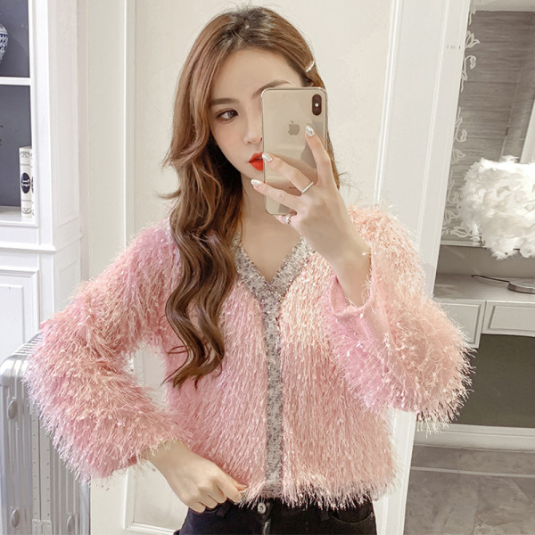 Šiuolaikinė moteriška palaidinė su špico iškirpte ir kutais